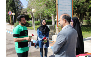 خیرمقدم، تبریک سال نو و اهداء گل دبیرخانه عفاف و حجاب دانشگاه کاشان به دانشجویان